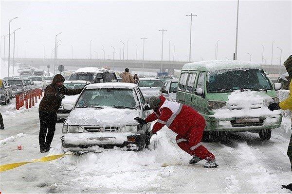 امدادرسانی به 147 مسافر گرفتار در برف در محورهای کرمانشاه