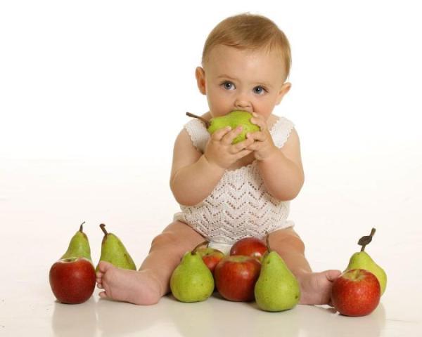 تغذیه کودک در هر دوره از زندگی چطور باید باشد؟